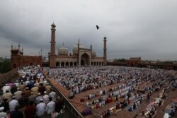 جامع مسجد دہلی میں لاک ڈاؤن سے قبل درجنوں نمازی عبادت کرتے تھے۔ (فائل فوٹو)