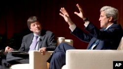 Ngoại trưởng Mỹ John Kerry trao đổi với đạo diễn phim tài liệu Ken Burns (trái) về những trải nghiệm liên quan tới Chiến tranh Việt Nam hôm 27/4.